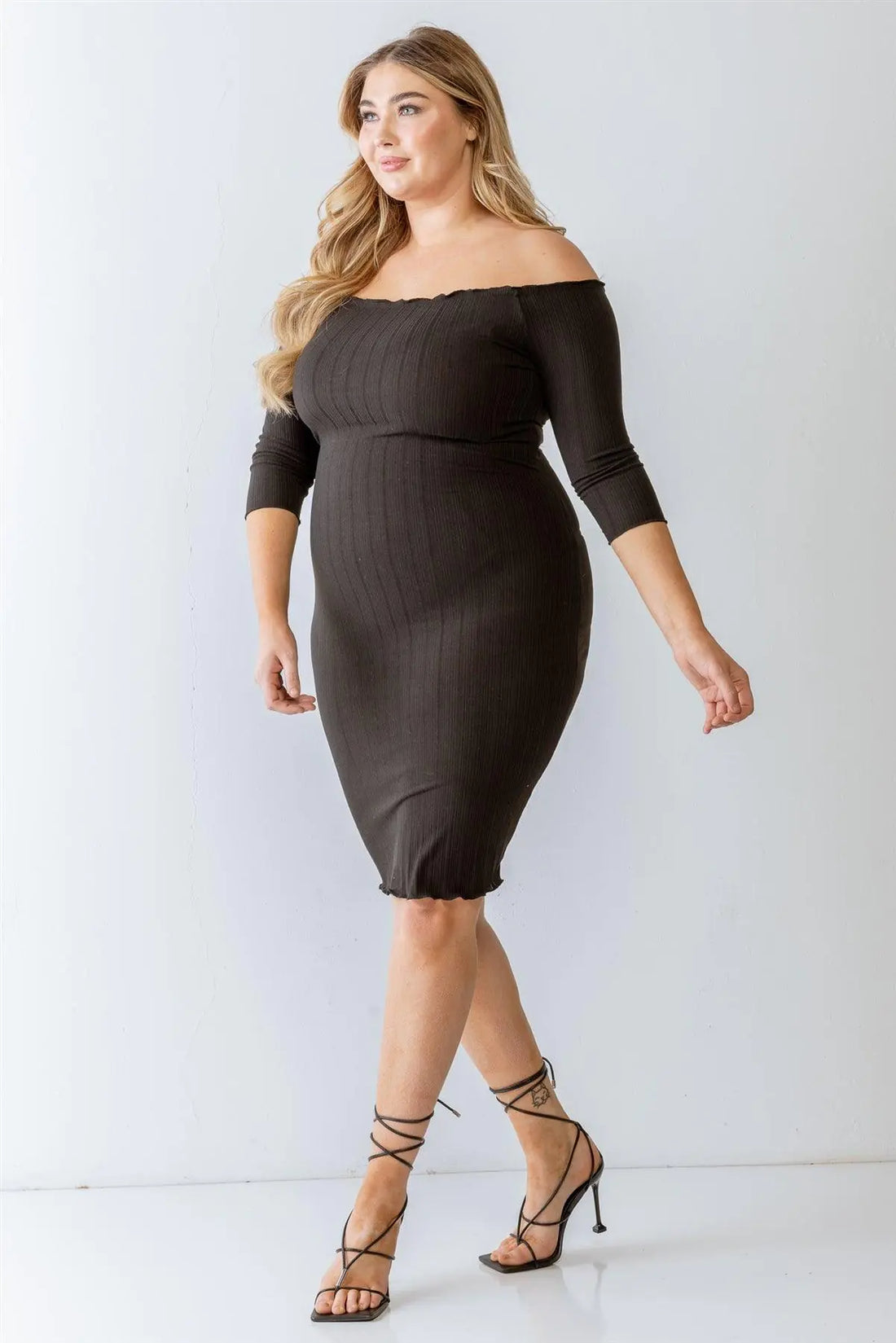 Vestido midi plus size preto canelado com ombros largos