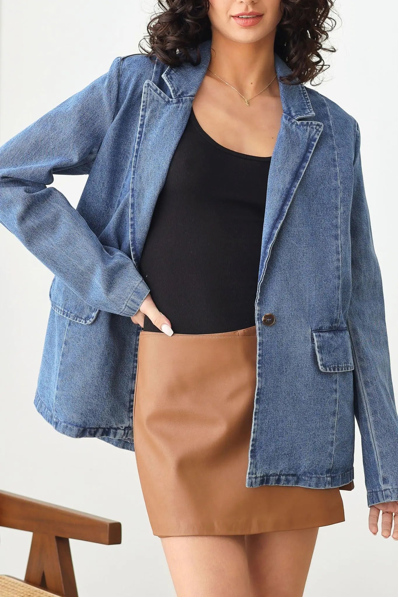 Jaqueta blazer jeans grande com bolso frontal e manga comprida