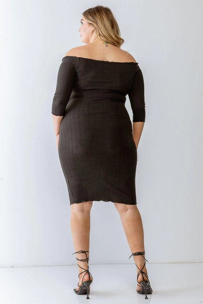 Vestido midi plus size preto canelado com ombros largos