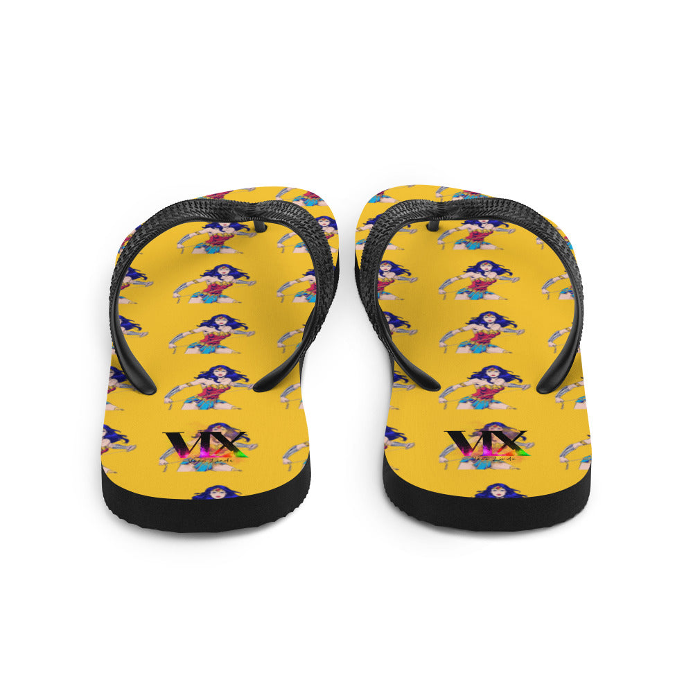 Chanclas Mujer Maravilla sobre fondo amarillo