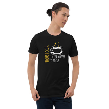 Camiseta de manga curta Preciso de café para focar