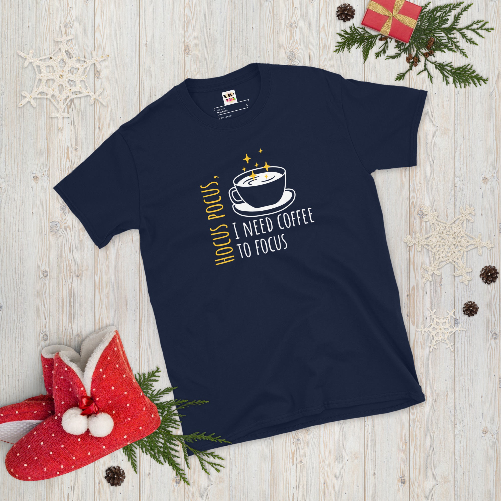 Camiseta de manga curta Preciso de café para focar